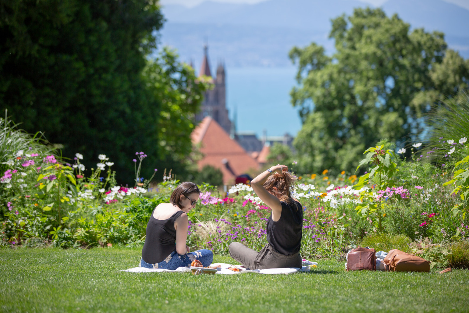 Evenement Lausanne a Table. Dejeuner sur l'herbe dans le parc de la Fondation de l'Hermitage avec vue sur la Cathedrale