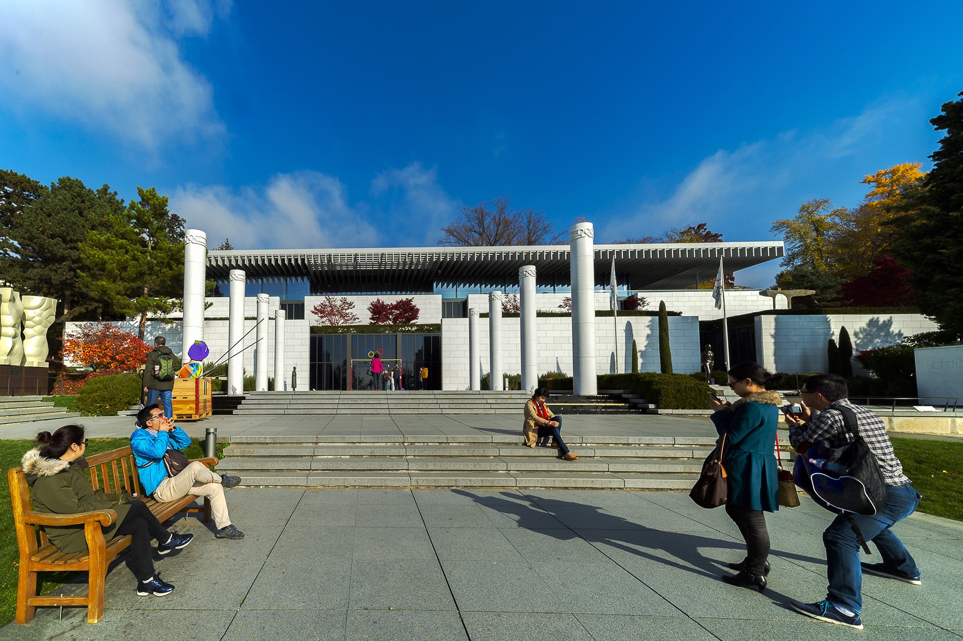 Touristes dans le Parc Olympique, devant l'entrée du Musée Olympique