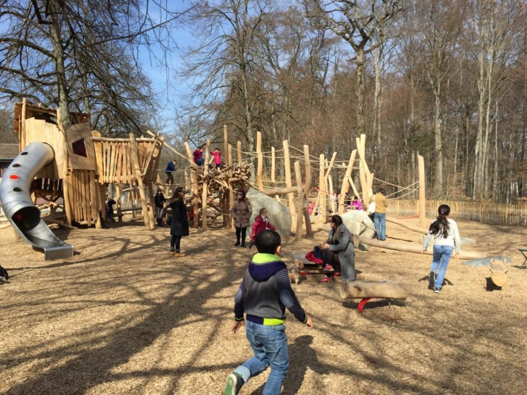 Place de jeux avec des enfants à Sauvabelin