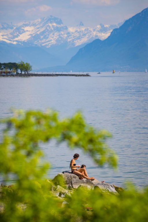Séance de bronzage sur la plage du Parc Bourget, Vidy-Lausanne ©LT/ Laurent KACZOR