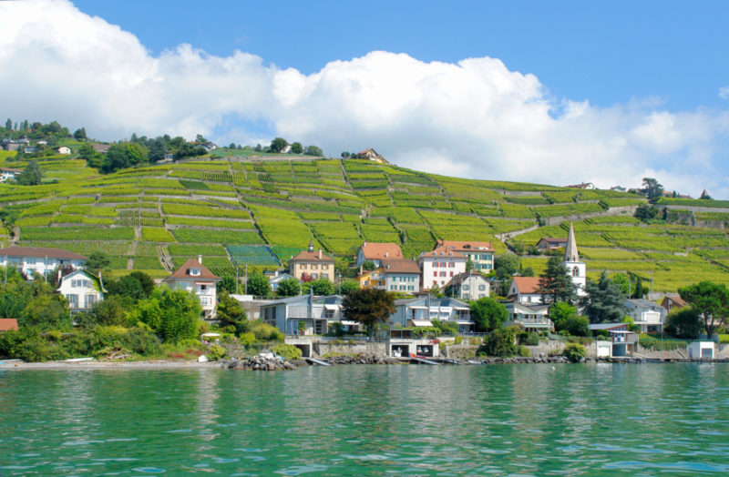 Village au bord de lac