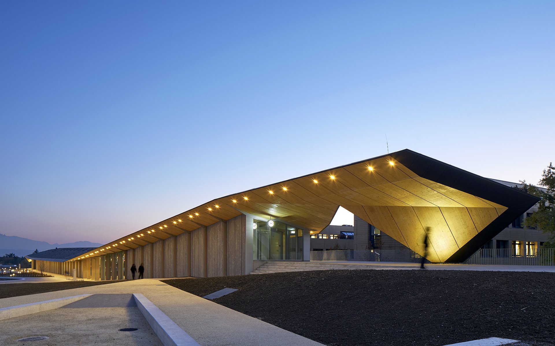 Vue de nuit de l'extérieur de ArtLab, EPFL