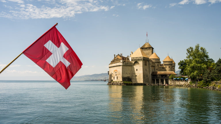 Vue depuis le lac sur le Château de Chillon