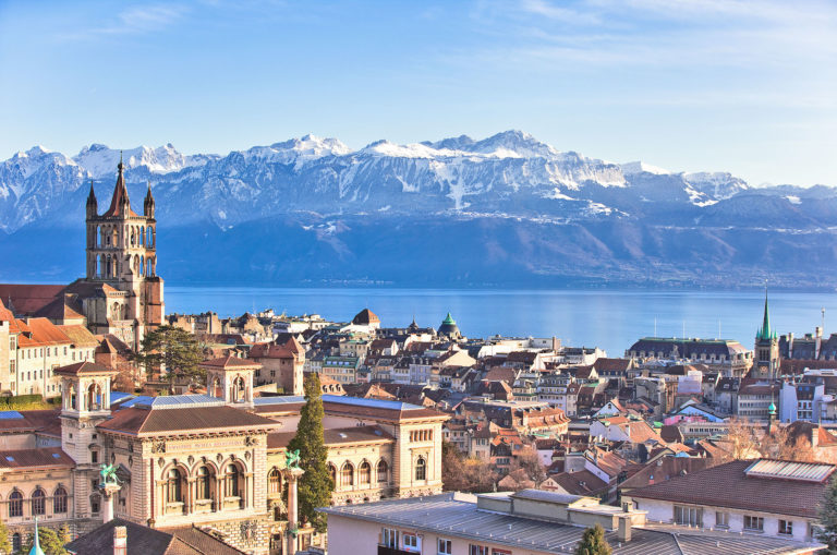 Vue sur la Cité, le lac, les Alpes