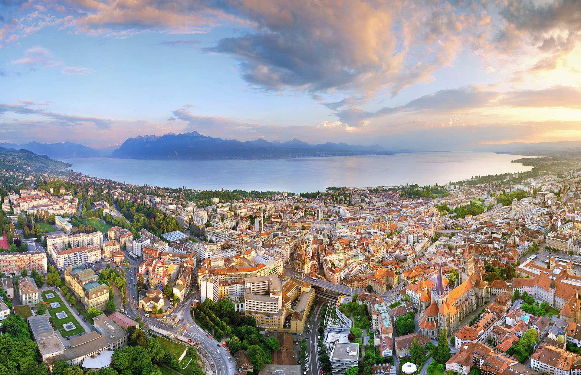 Vue panoramique de Lausanne, prise de vue drône,   juin 2017