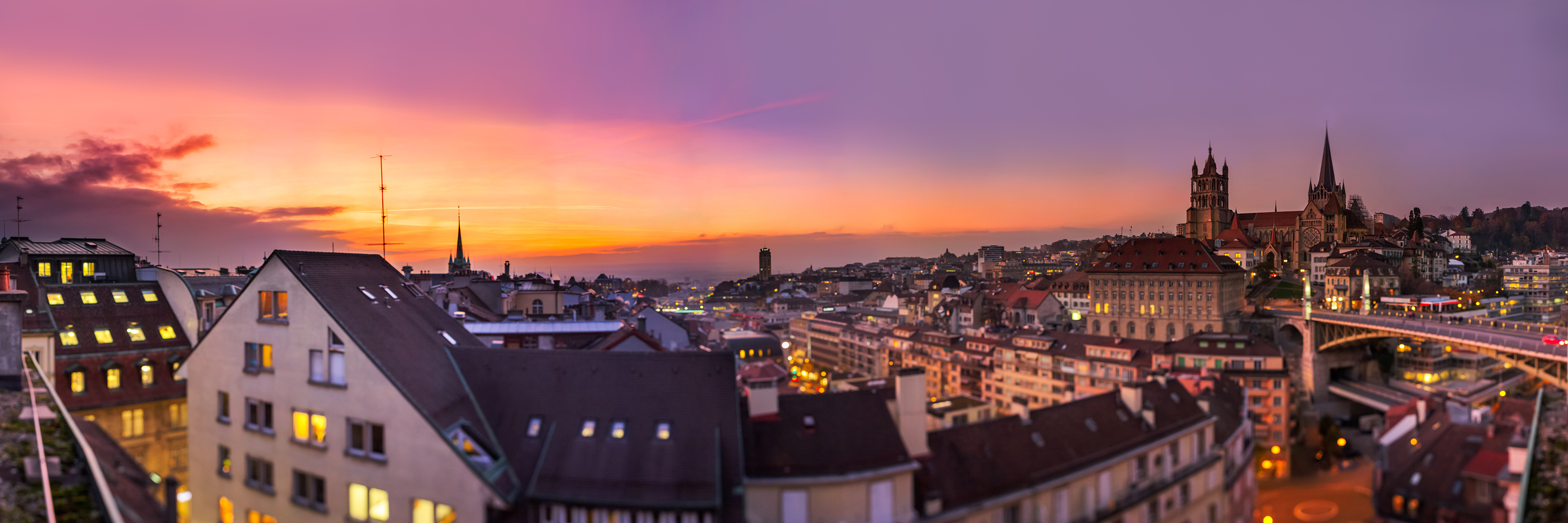 Panorama de nuit sur la Cathédrale de Lausanne et la ville.