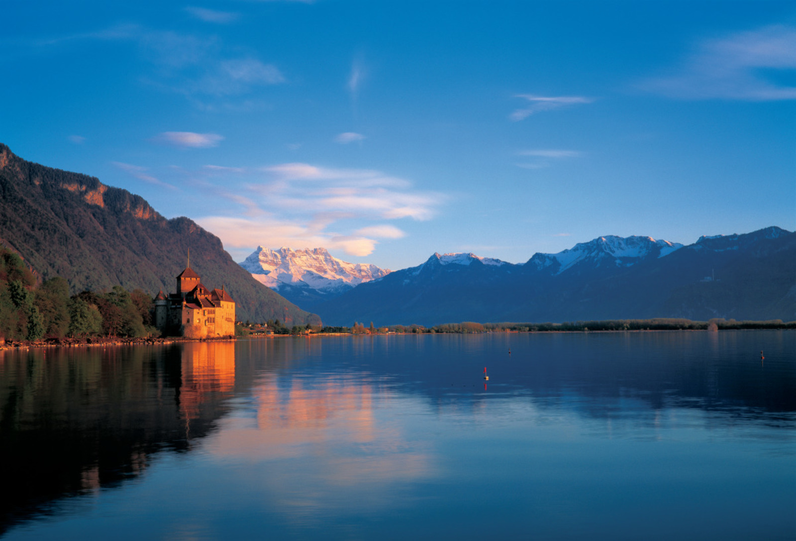 Vue sur le Château de Chillon, le lac Léman et les Alpes