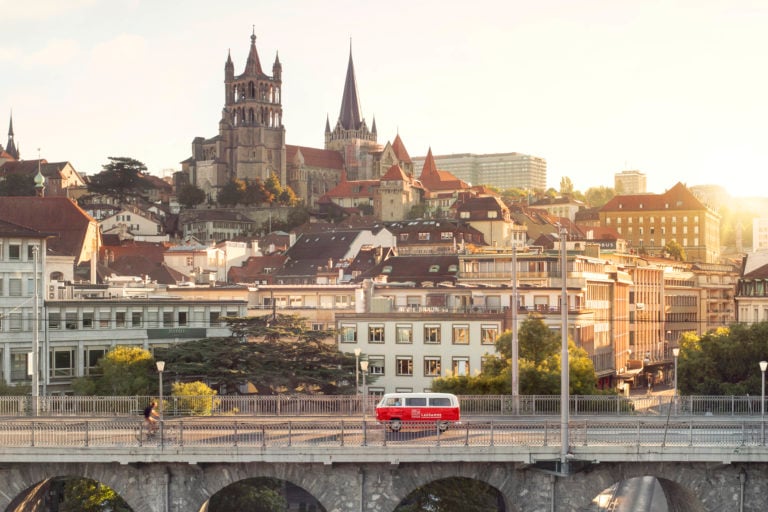 Le bus vintage sur le Grand-Pont au centre-ville.  Avec vue sur la Cathédrale.