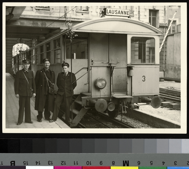 ©Madeleine et Elisabeth Fontannaz, Les contrôleurs du funiculaire à la station d’Ouchy, photographie, vers 1940