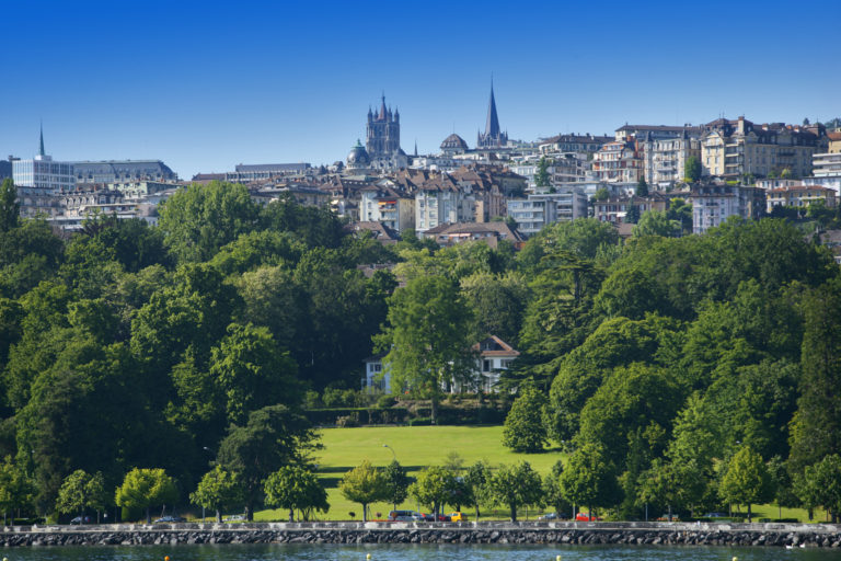 Vue sur Lausanne Ouchy depuis le lac