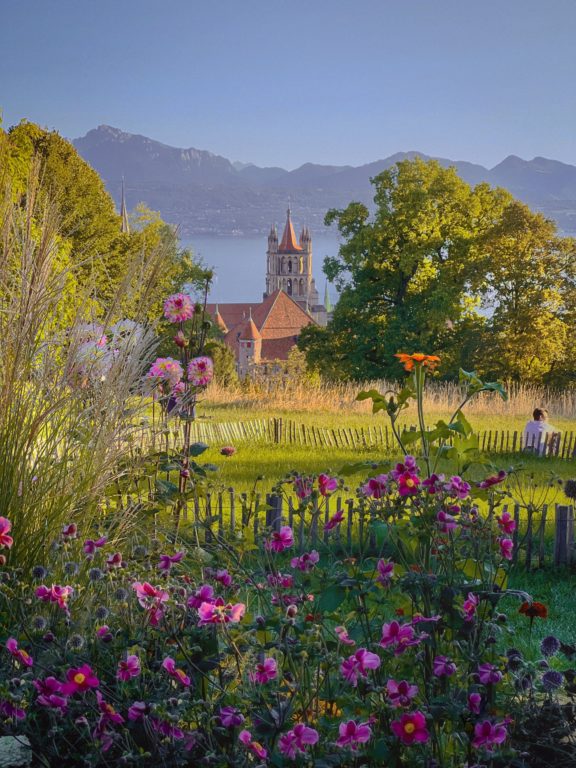 Vue sur la Cathedrale depuis le parc de l'Hermitage a Lausanne.