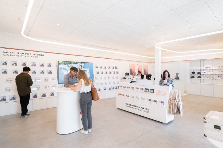 Office du Tourisme proche de la gare a l'entree de Plateforme 10.