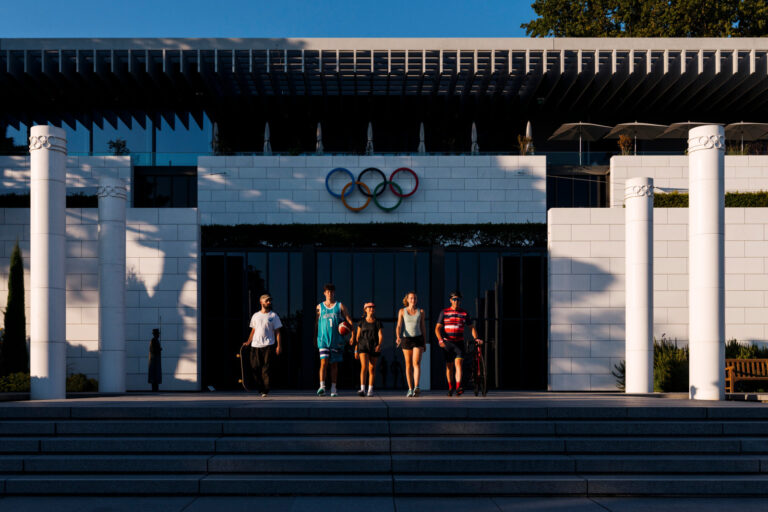 Campagne Suisse Tourisme "Lausanne un terrain de jeu a ciel ouvert" 2024. Sportifs devant le Musee Olympique