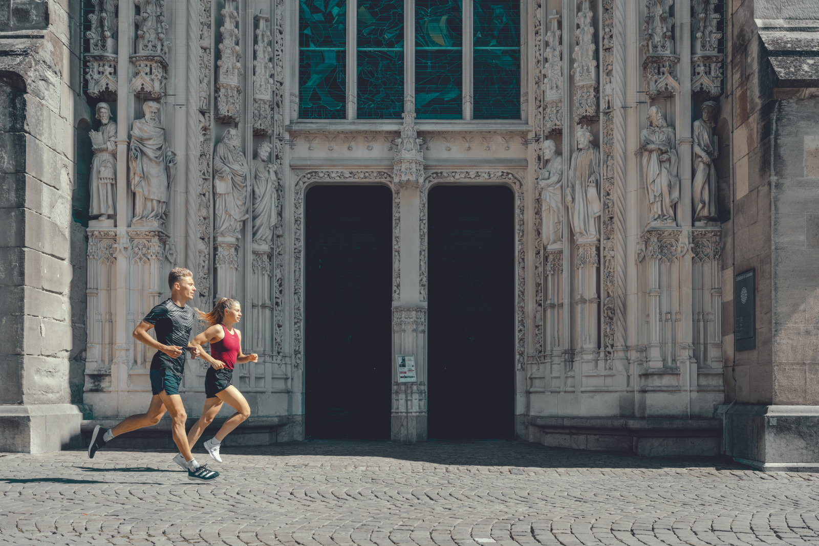 Course a pied - jogging a la Cite devant l'entree de la Cathedrale. campagne ST ete 2022 - ville sportive / olympique.
