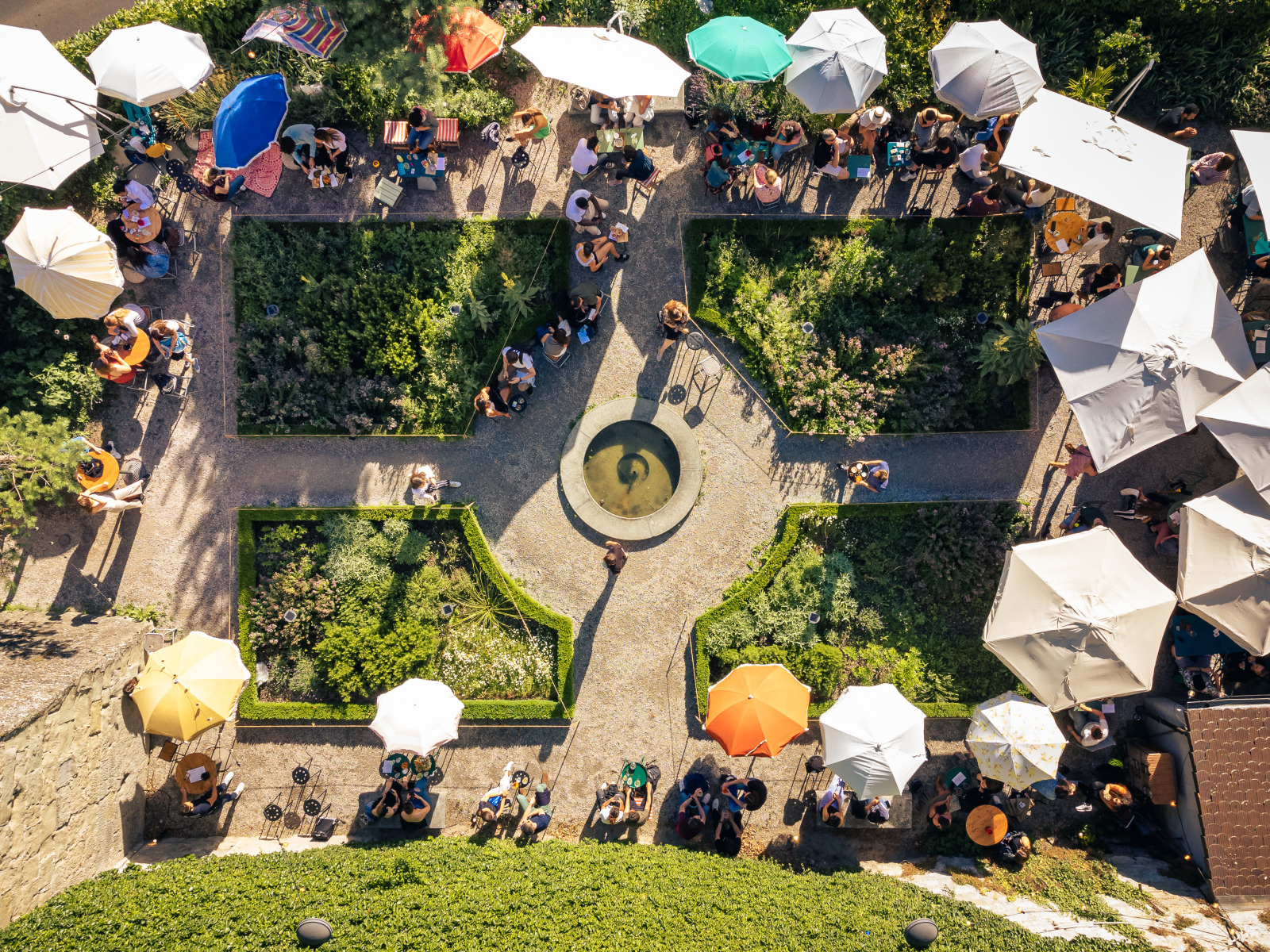 Vue drone sur Les Jardins du restaurant du Vieux-Lausanne a la Cite.