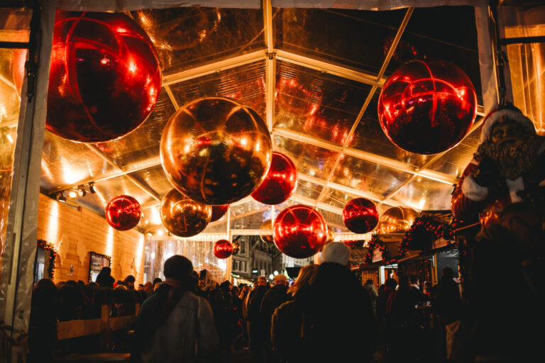 Bo Noel Lausanne. Marche de Noel a Lausanne. Sapin geant a la place Saint-Francois
©Photo Muto