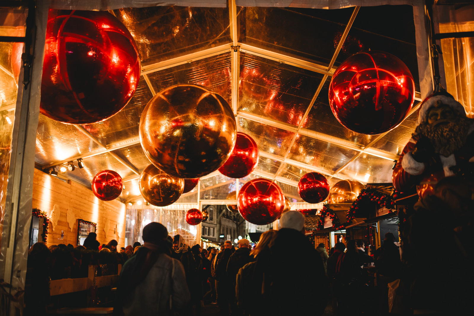 Bo Noel Lausanne. Marche de Noel a Lausanne. Sapin geant a la place Saint-Francois
©Photo Muto
