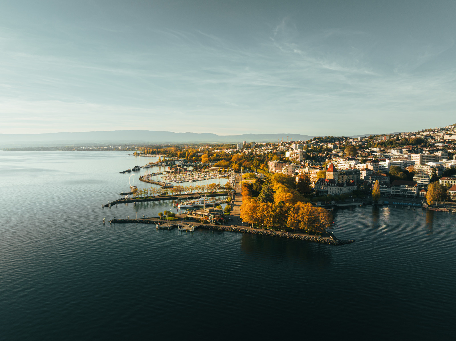 Vue sur les quais d'Ouchy, le lac Leman et le port  avec les bateaux de la CGN